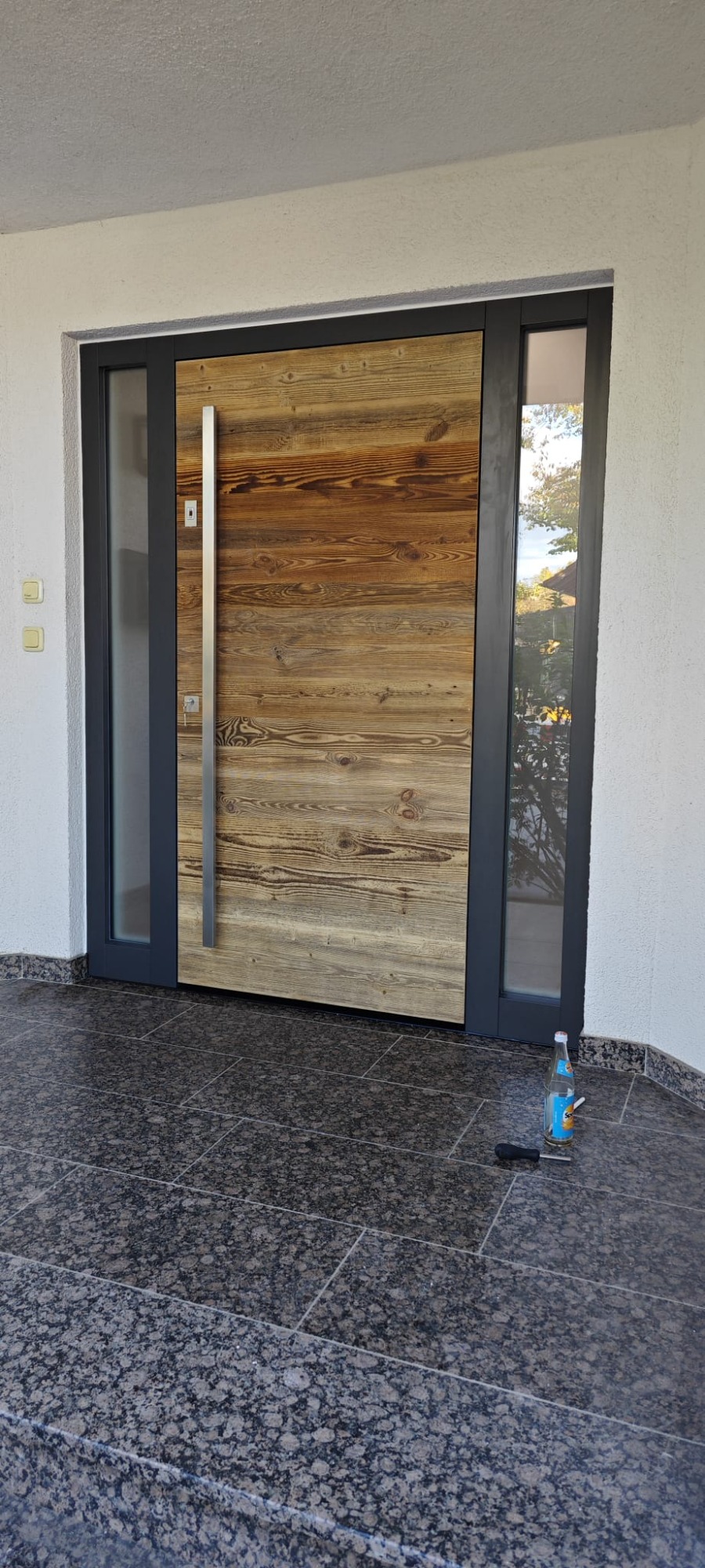 Neue Eingangstüre Moderne Eingangstüre in Holzoptik