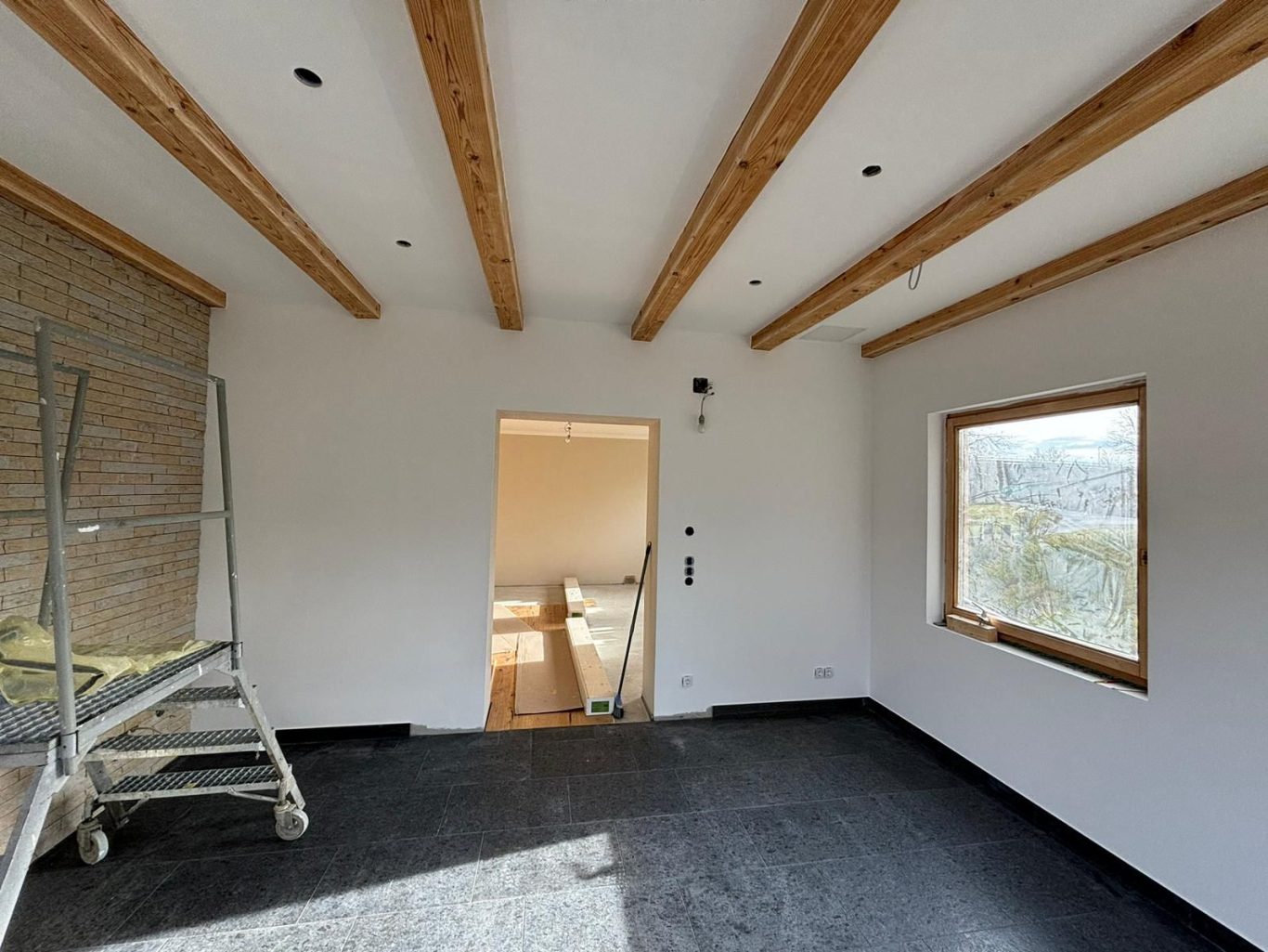 Malerarbeiten im Innenbereich Malerarbeiten im Innenbereich